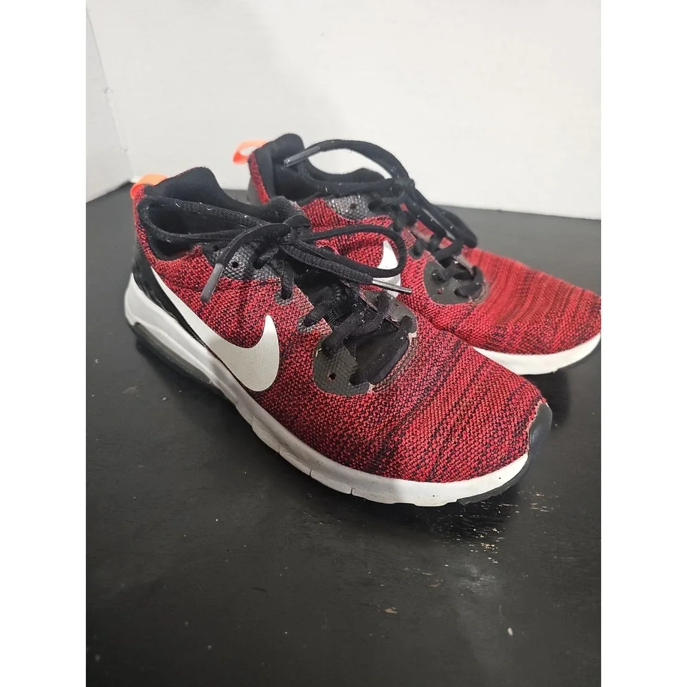 Nike Air Max Motion‎ 2 Kids Red Black Running Shoes Size 5Y Youth Sneakers